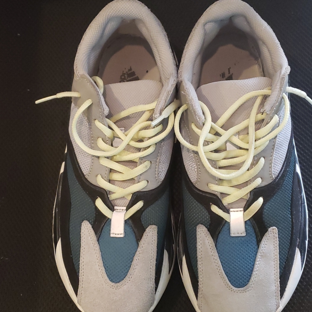 YEEZY BOOST 700